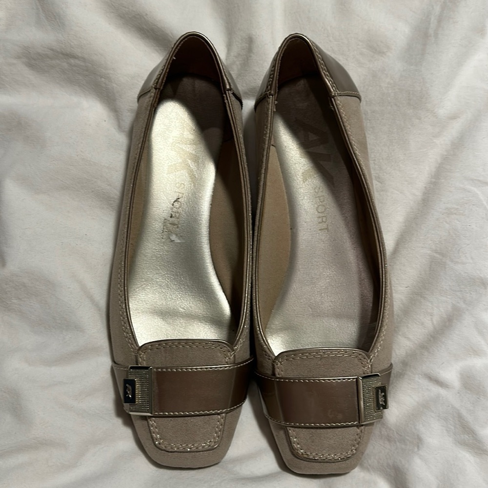 Stylish muted gold Anne Klein sport style flat. In very good condition